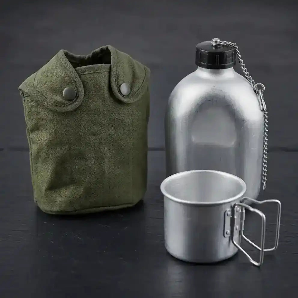 Cantimplora Mil-Tec French de 1,3L con taza de aluminio y funda verde oliva sobre fondo oscuro.