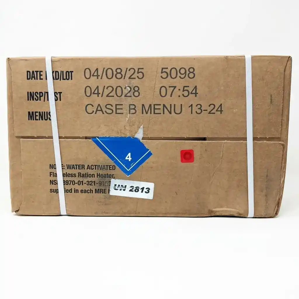 Caja de raciones militares MRE USA Case B Menu 13-24 de cartón con flejes sobre fondo blanco.