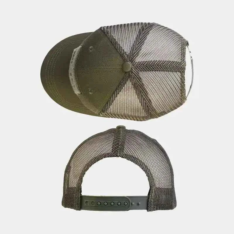 Gorra táctica verde oliva con rejilla y visera curva; vista trasera con correa ajustable.