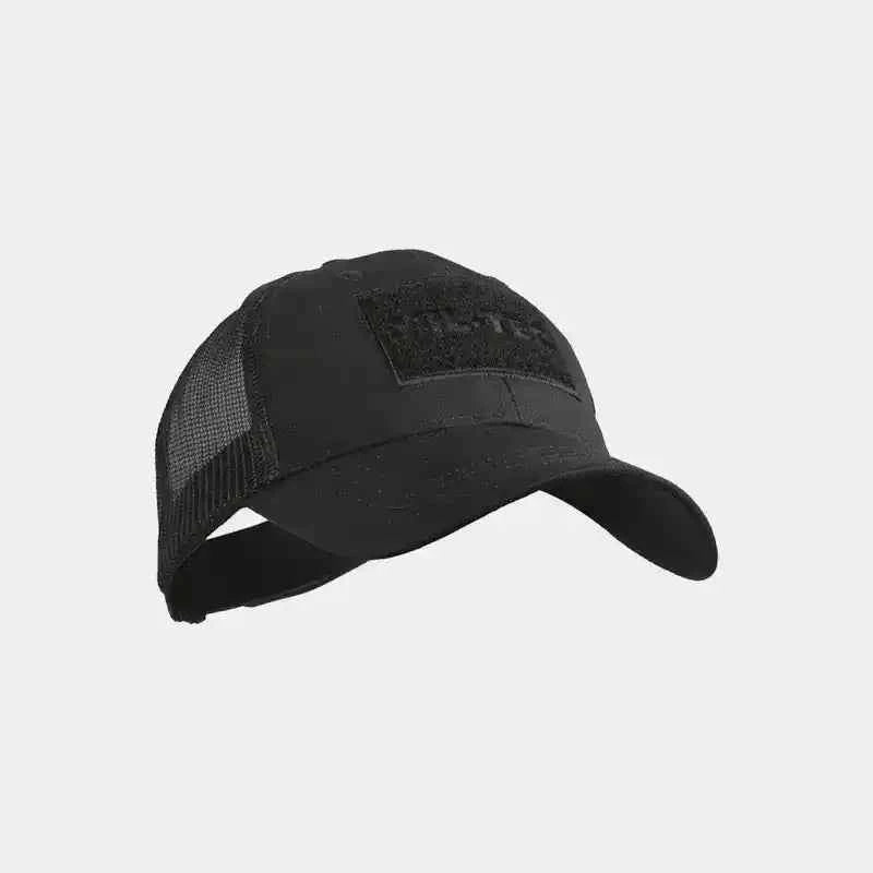 Gorra táctica negra con rejilla trasera y visera curva, tipo trucker.