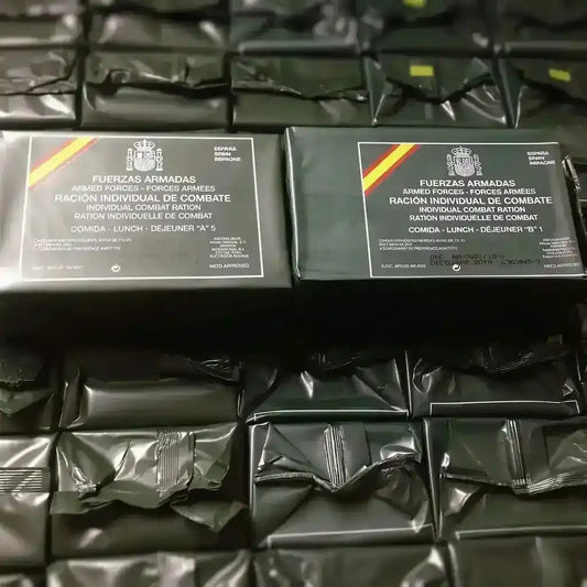 Caja con raciones de combate MRE en bolsas verdes con etiquetas.