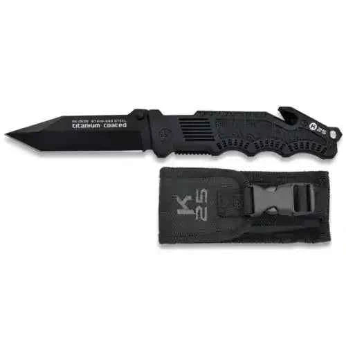 Navaja táctica K25 con acabado de titanio negro y funda de transporte sobre fondo oscuro.