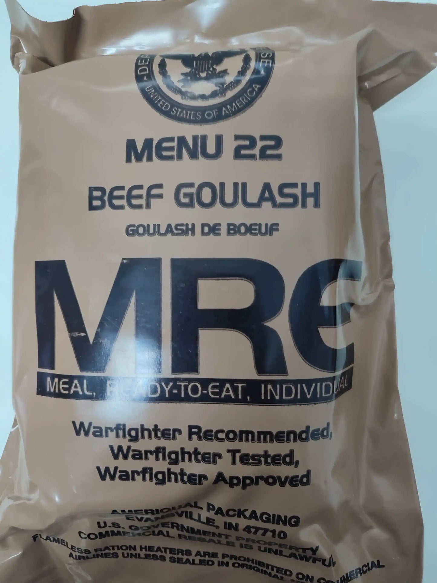 Bolsa de comida militar MRE beige con etiqueta MENU 22 y Beef Goulash.