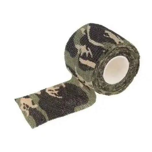 Cinta adhesiva camuflaje boscoso en rollo con cinta desplegada, patrón verde y marrón