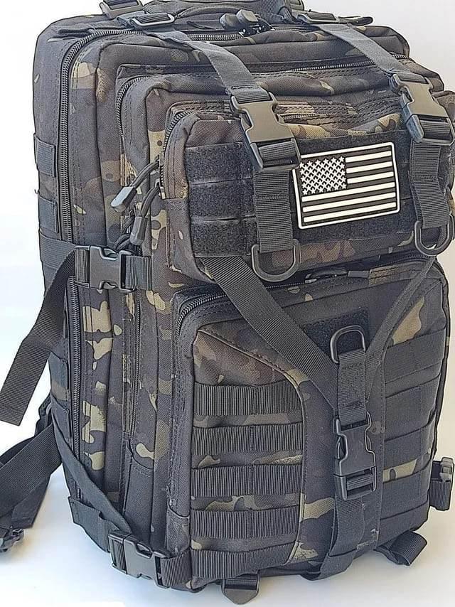 Detalle mochila táctica camuflaje negro resistente camping montaña