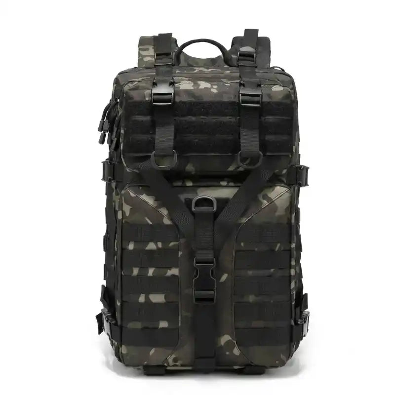Mochila táctica negra con camuflaje, correas ajustables y panel frontal acolchado.