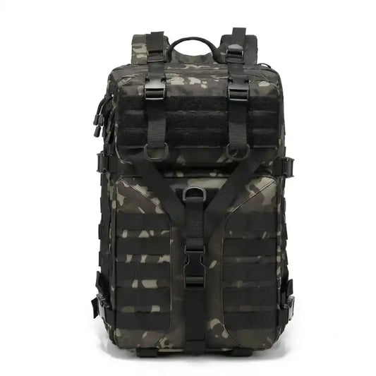 Mochila táctica negra con camuflaje, correas ajustables y panel frontal acolchado.