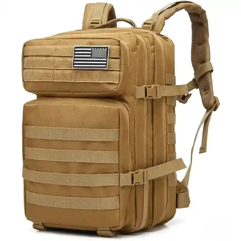 Mochila táctica kaki con parche tipo bandera en el frontal y correas ajustables.