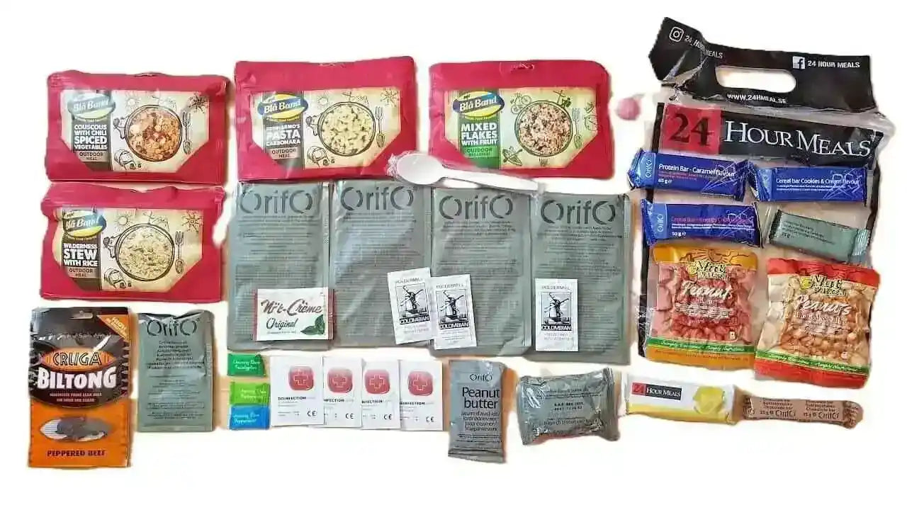 Set de bandejas y sobres MRE con envases rojos, verdes, naranjas y azules.