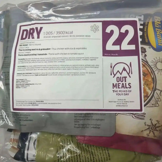 Ración alimentaria en bolsa con etiqueta DRY 22 y texto “OUT MEALS”